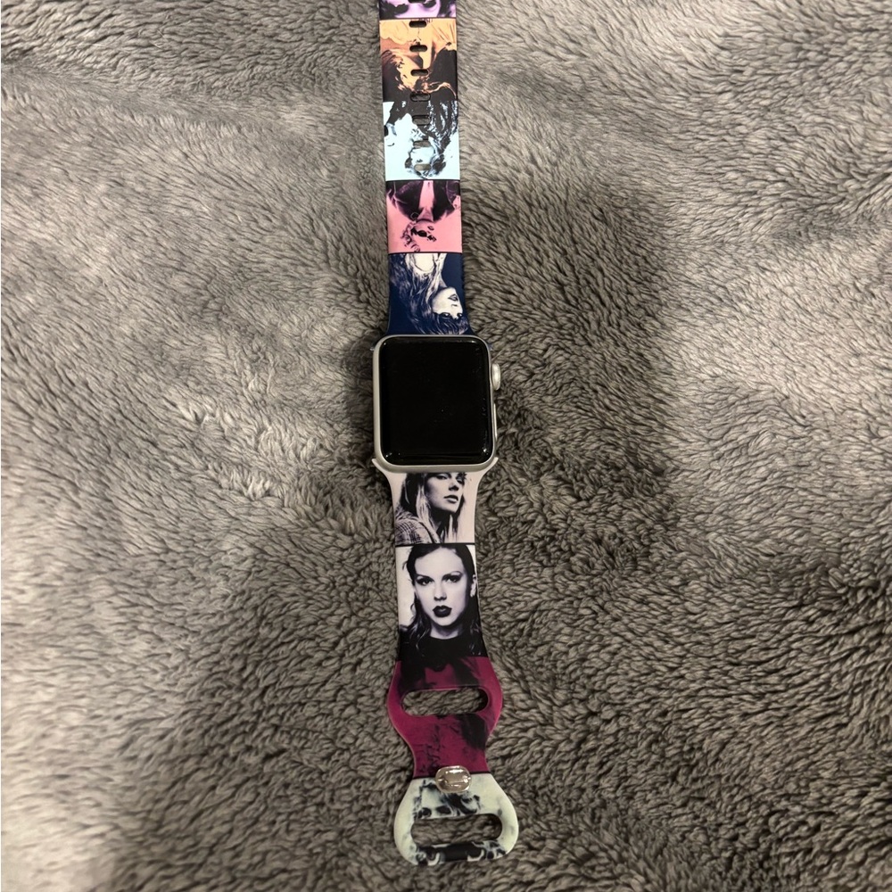 Series 3 Apple Watch
Comes with Taylor Swift band & charger